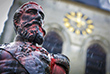 В Бельгии вместе с протестами в США началось осквернение памятников короля-колонизатора Леопольда II. Вандалы залили краской статую в городском парке Антверпена, которую пришлось демонтировать и отправить на реставрацию.