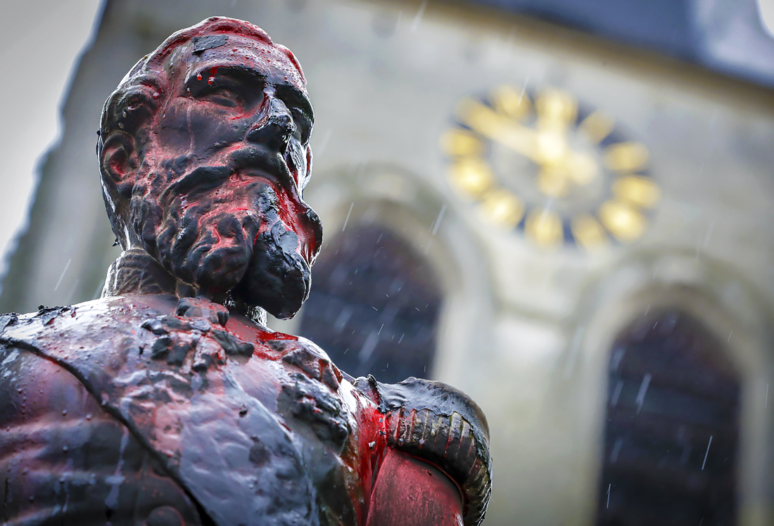 В Бельгии вместе с протестами в США началось осквернение памятников короля-колонизатора Леопольда II. Вандалы залили краской статую в городском парке Антверпена, которую пришлось демонтировать и отправить на реставрацию.