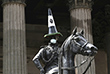 Статуя герцога Веллингтона в Глазго (Великобритания) также подверглась вандализму. Артур Веллингтон победил Наполеона в битве при Ватерлоо в 1815 году, но возглавлял убийственные кампании против деревень в Индии, которые восстали против Британской империи.
