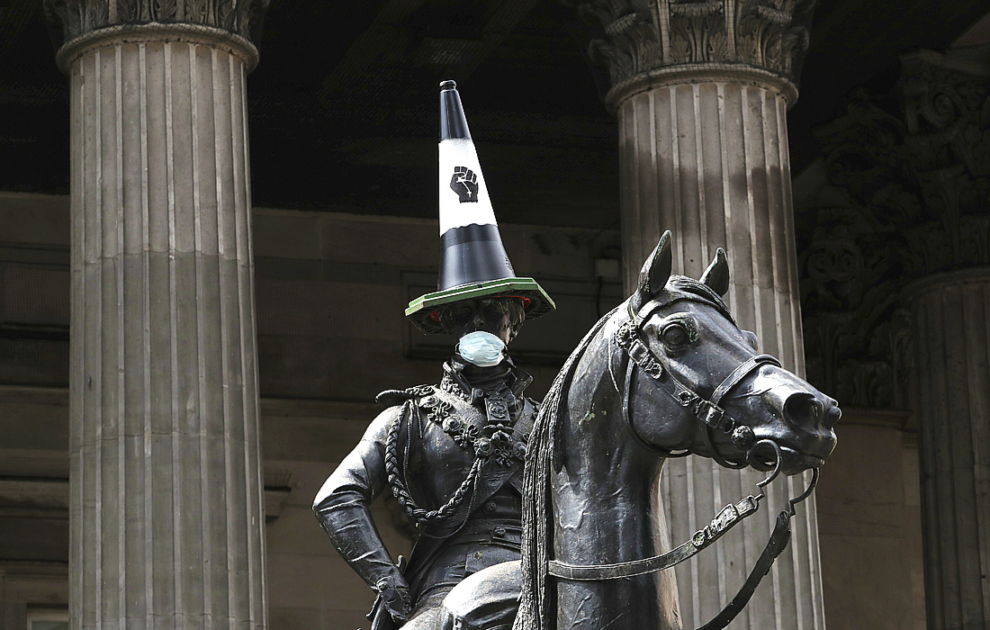 Статуя герцога Веллингтона в Глазго (Великобритания) также подверглась вандализму. Артур Веллингтон победил Наполеона в битве при Ватерлоо в 1815 году, но возглавлял убийственные кампании против деревень в Индии, которые восстали против Британской империи.