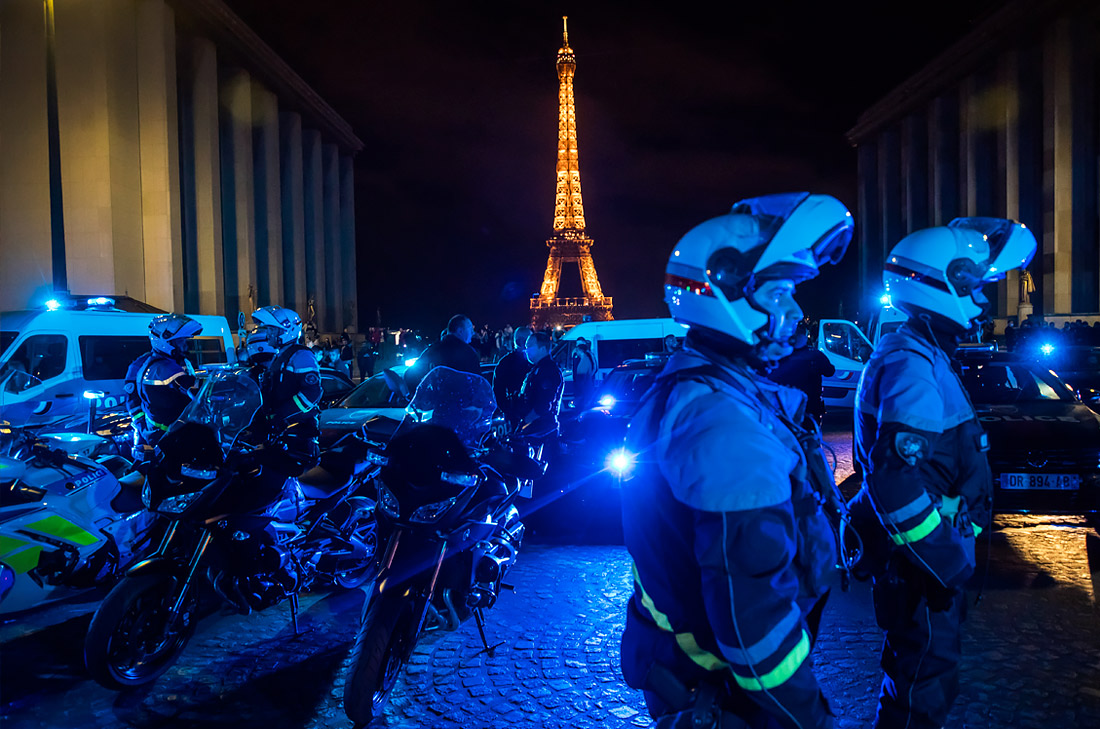 Сотни полицейских собрались в ночь на понедельник на площади Трокадеро в Париже. Они протестовали против недавних заявлений главы МВД Кристофа Кастанера о решении запретить использование удушающего приема при задержании.

