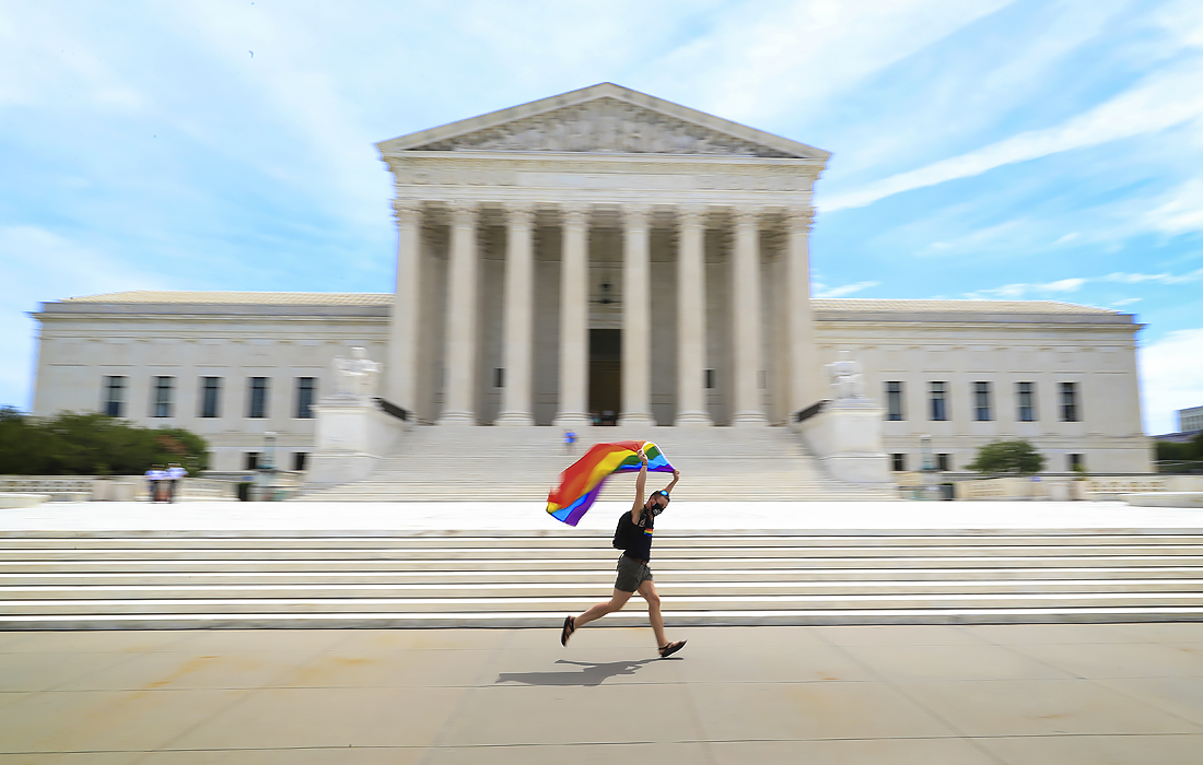 В США Верховный суд постановил, что федеральный закон о гражданских правах, запрещающий дискриминацию по половому признаку, также относится к представителям ЛГБТ-сообщества