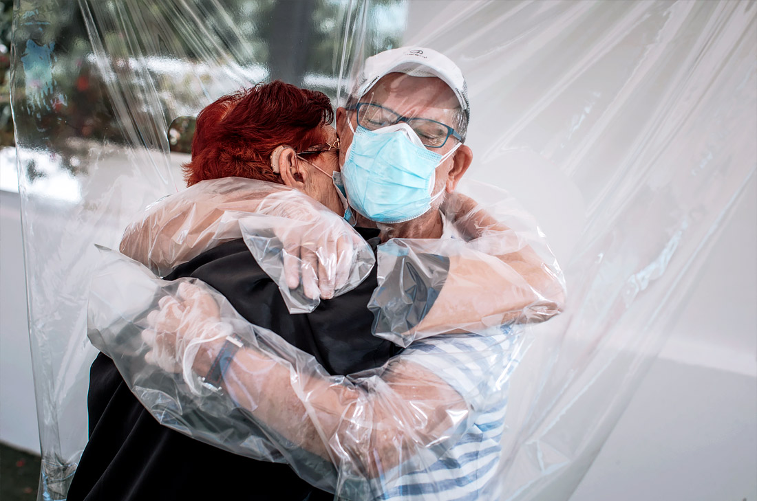 17 июня. В доме престарелых в испанской Валенсии придумали способ, с помощью которого можно безопасно обняться с близкими.