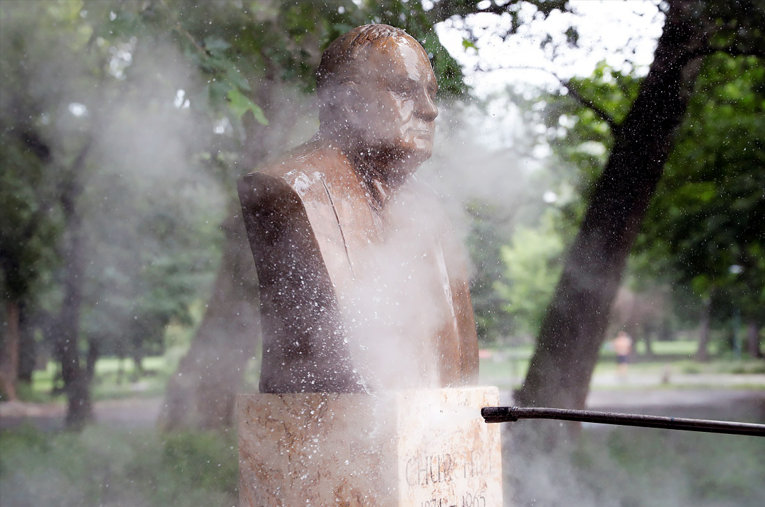 В Будапеште отмывают оскверненную вандалами статую Уинстона Черчилля