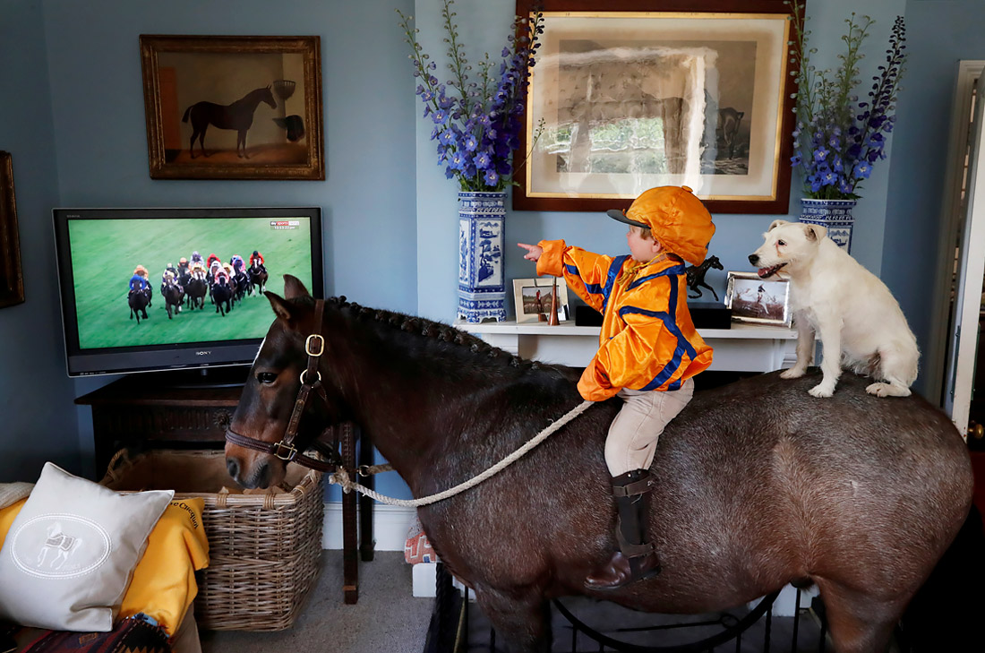 В британском Аскоте проходят традиционные королевские скачки. Из-за пандемии коронавируса поклонники конного спорта наблюдают за соревнованиями из дома.