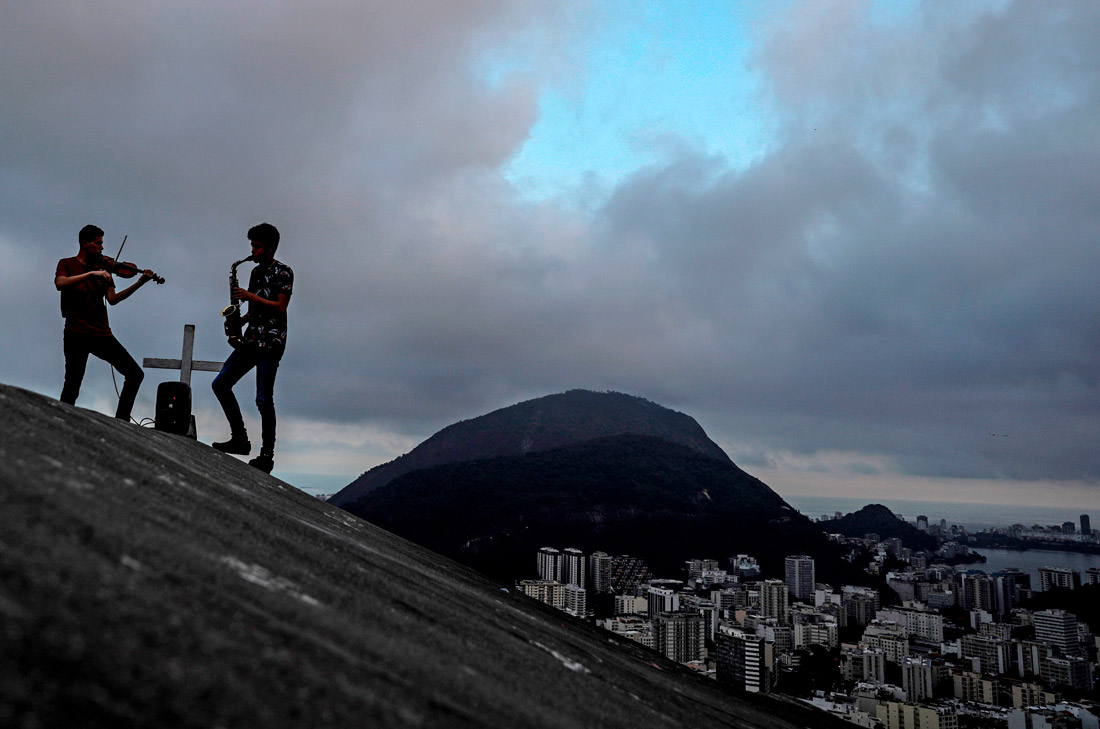 18 июня. Латинскую Америку назвали новым эпицентром пандемии COVID-19. Самая сложная ситуация складывается в Бразилии, Перу и Чили. В Бразилии уже 955 тысяч зараженных и более 45 тысяч погибших.