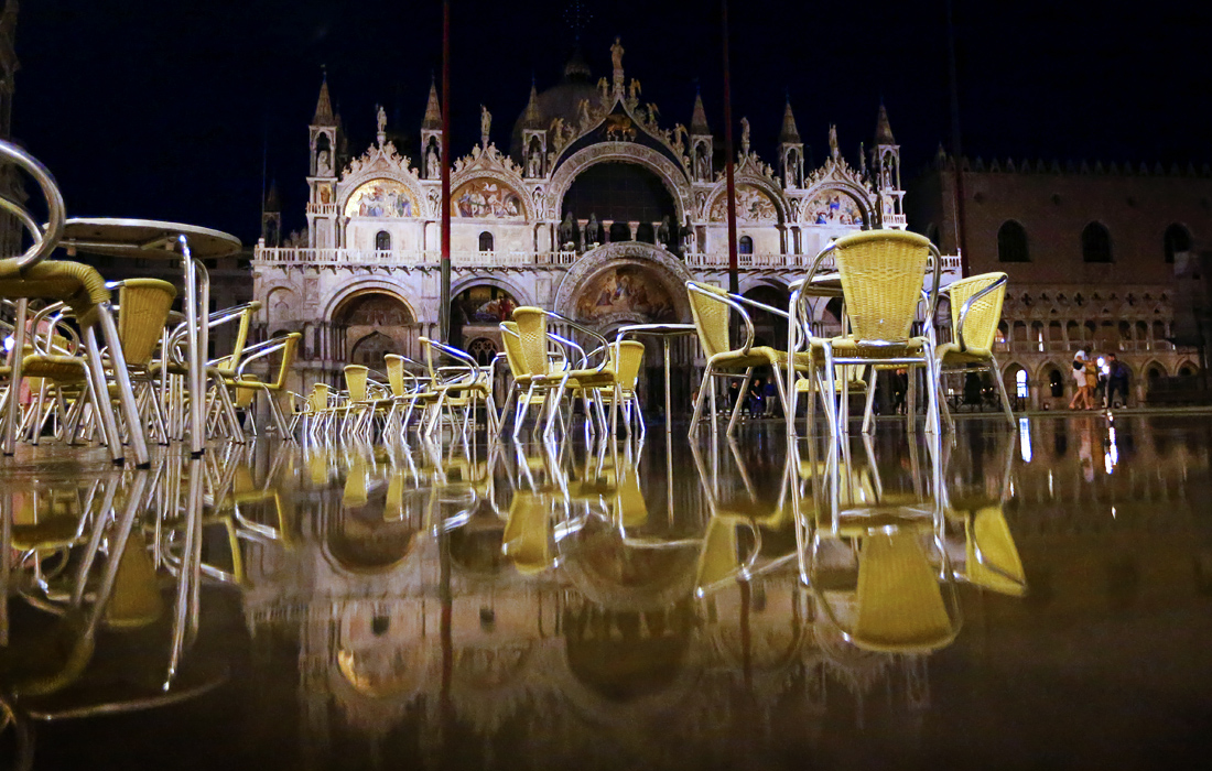 Площадь Святого Марка в Венеции во время вечернего паводка