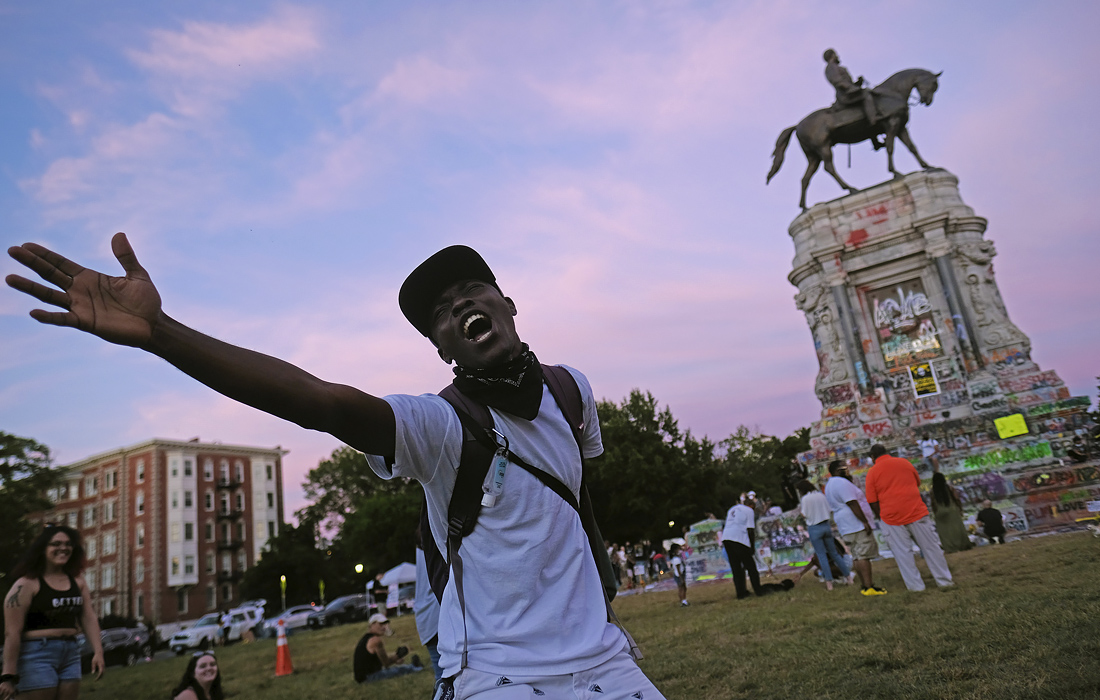 Митинг протестующих против расового неравенства продолжается вокруг статуи генерала Конфедерации Роберта Ли в Ричмонде