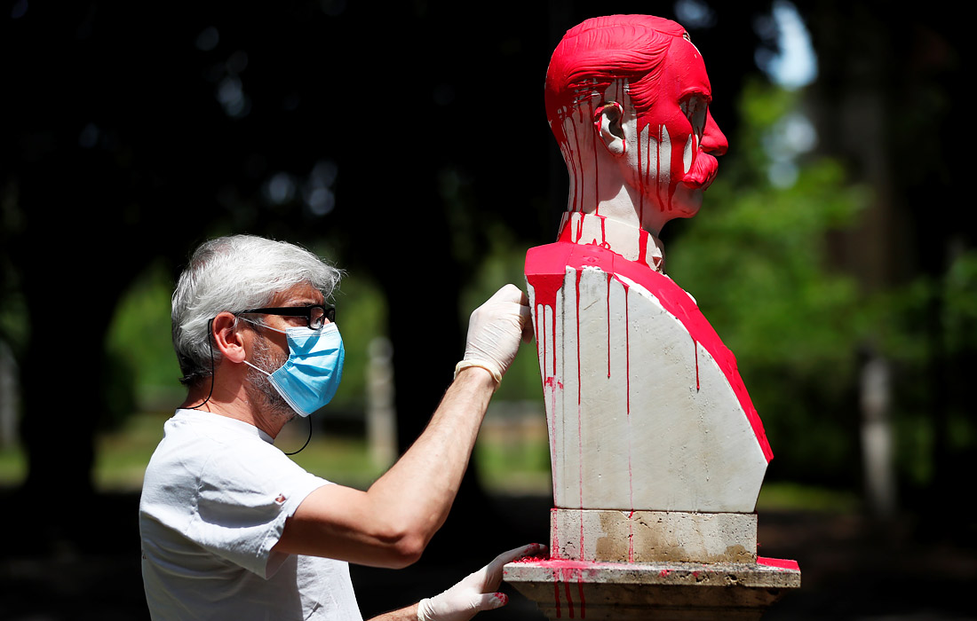 Статую итальянского генерала Антонио Бальдиссеры облили краской в знак протеста против расизма в Риме
