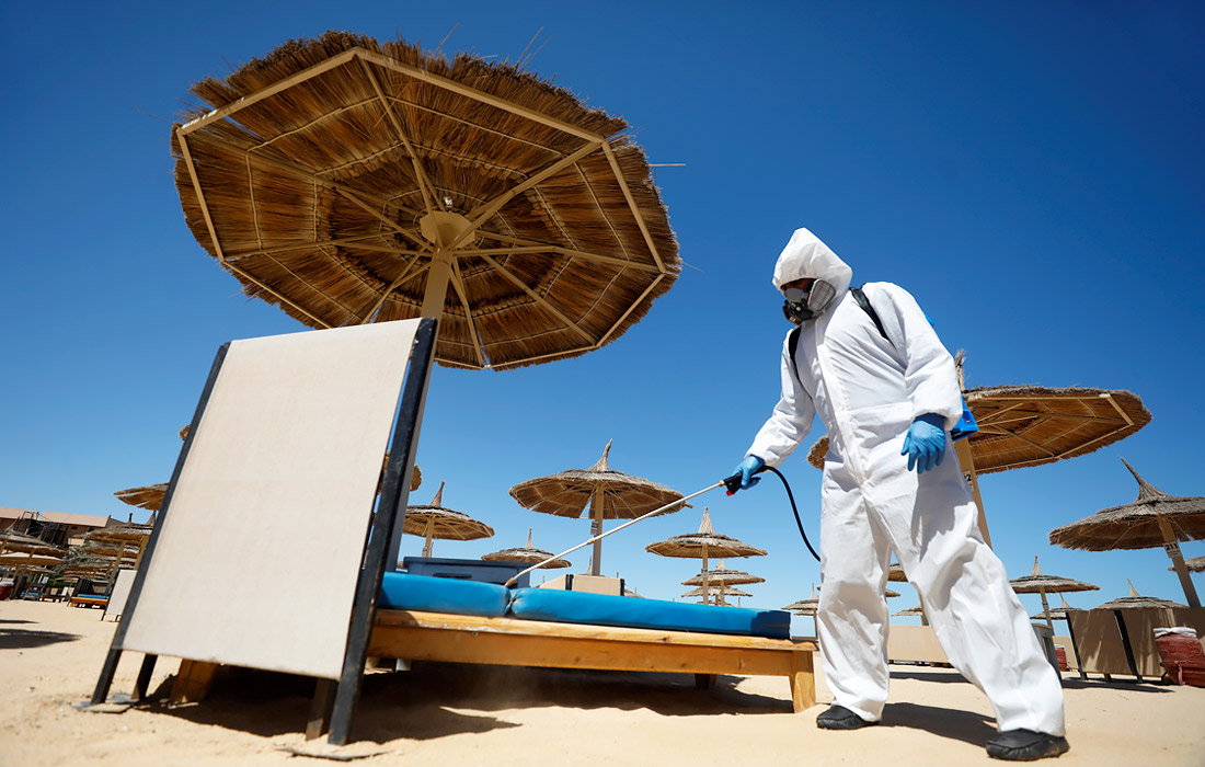 В Египте проводят санобработку лежаков и зонтов на пляжах в рамках борьбы с распространением коронавируса