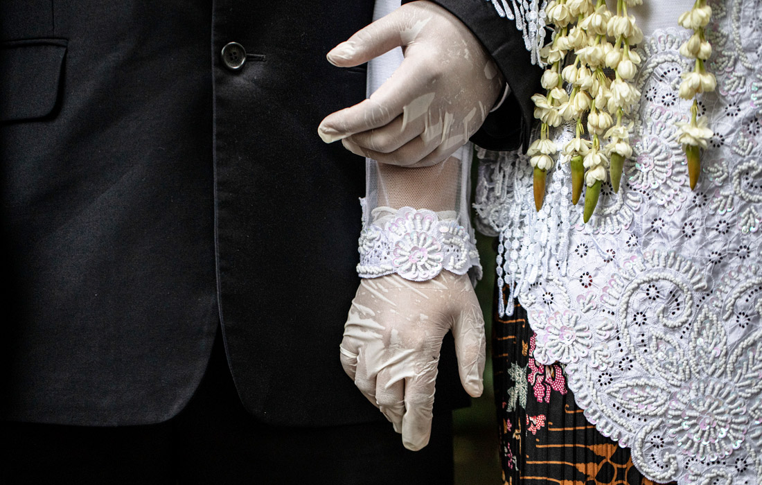 В индонезийской провинции Бантен молодоженов обязали носить защитные маски и перчатки во время проведения свадебных церемоний