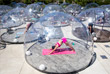22 июня. Клиенты йога-студии в Торонто занимаются в пластиковых куполах для сохранения социальной дистанции