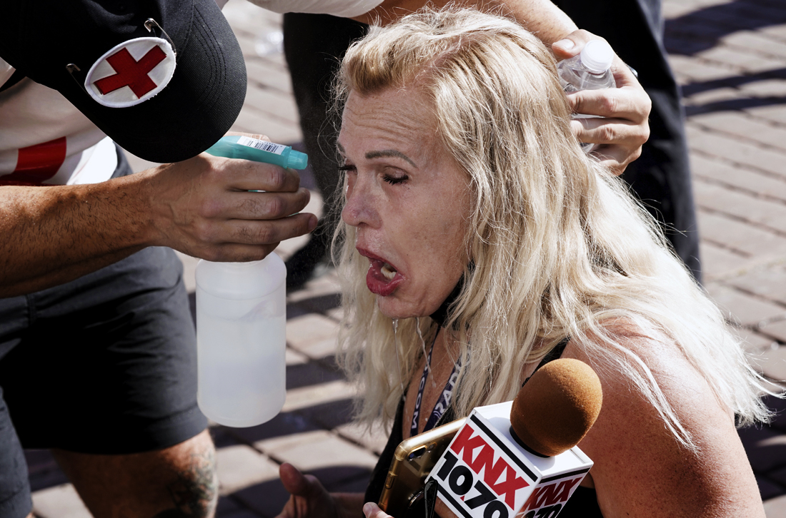 Полиция применила слезоточивый газ в отношении участников акции против расовой несправедливости возле здания суда Комптона в Лос-Анджелесе