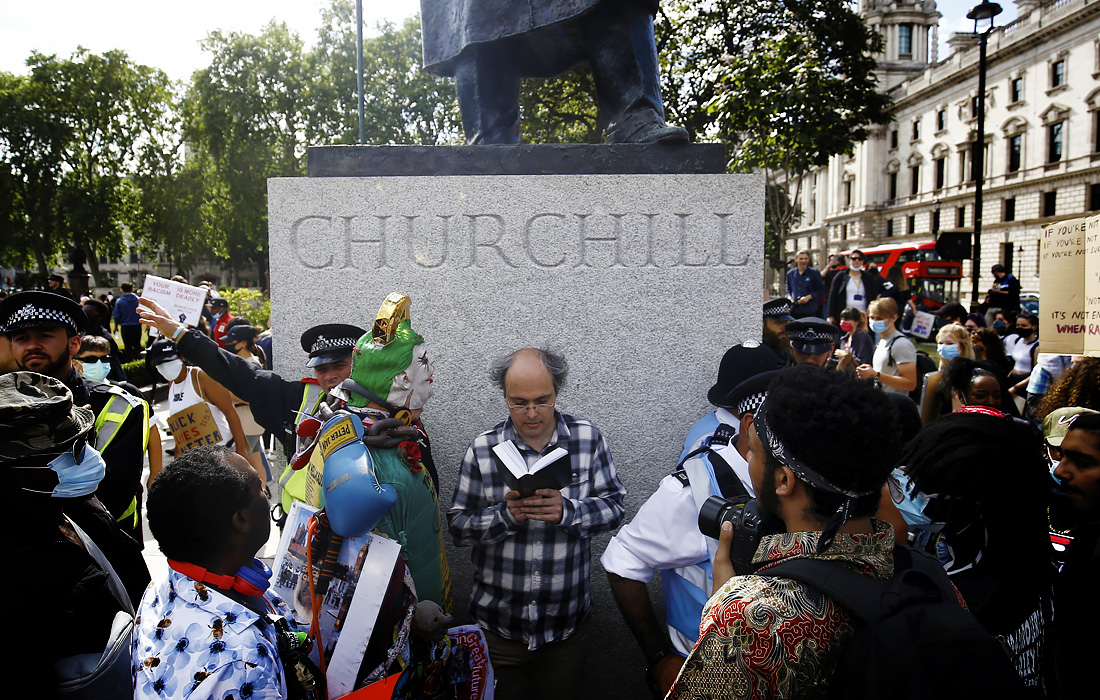 В Лондоне на Парламентской площади рядом со статуей Уинстона Черчилля прошла акция Black Lives Matter
