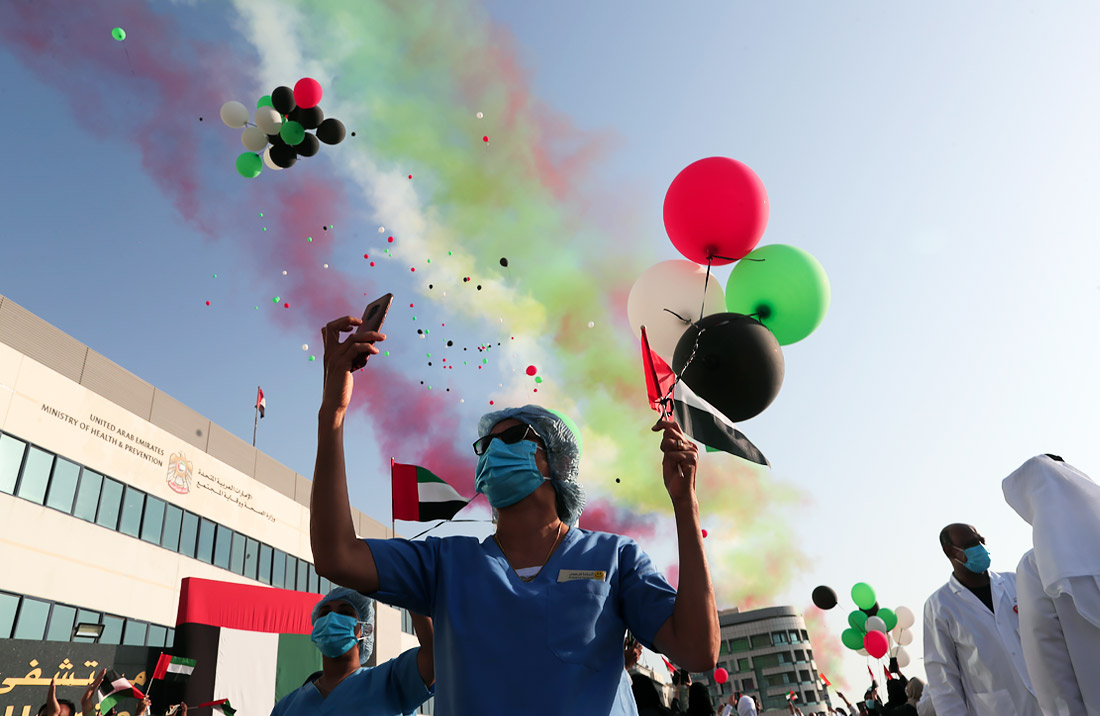 Пилотажная группа ВВС Объединенных Арабских Эмиратов совершила демонстрационный пролет над Дубаем в знак поддержки врачей и медицинского персонала