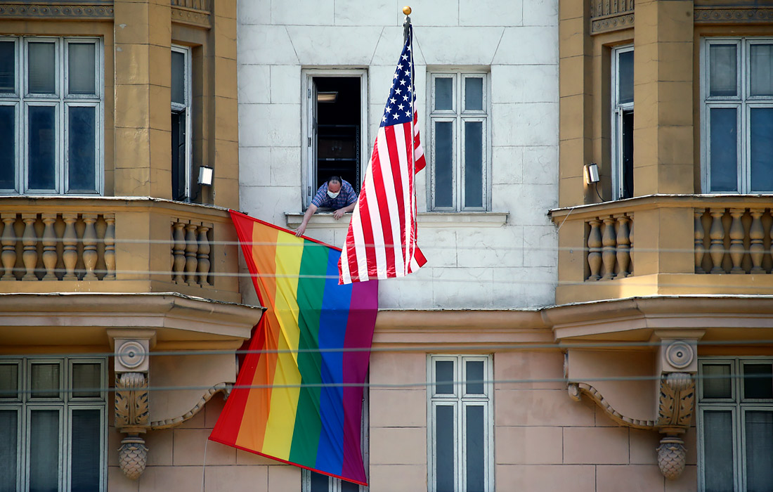 Флаг ЛГБТ-сообщества вывесили на здании посольства США в Москве