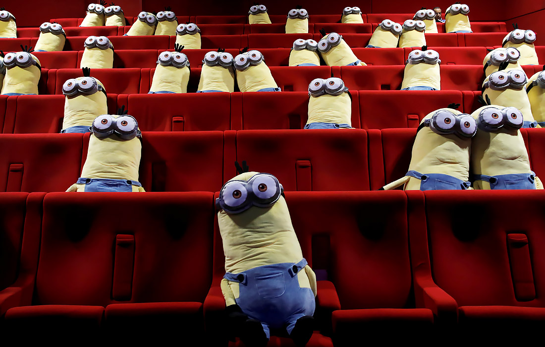 Игрушки на креслах кинотеатра в Париже для сохранения социальной дистанции между зрителями