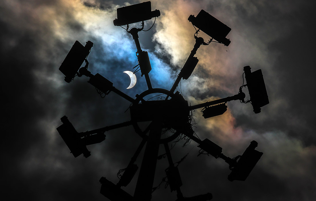 Частичное солнечное затмение в Мумбаи, Индия