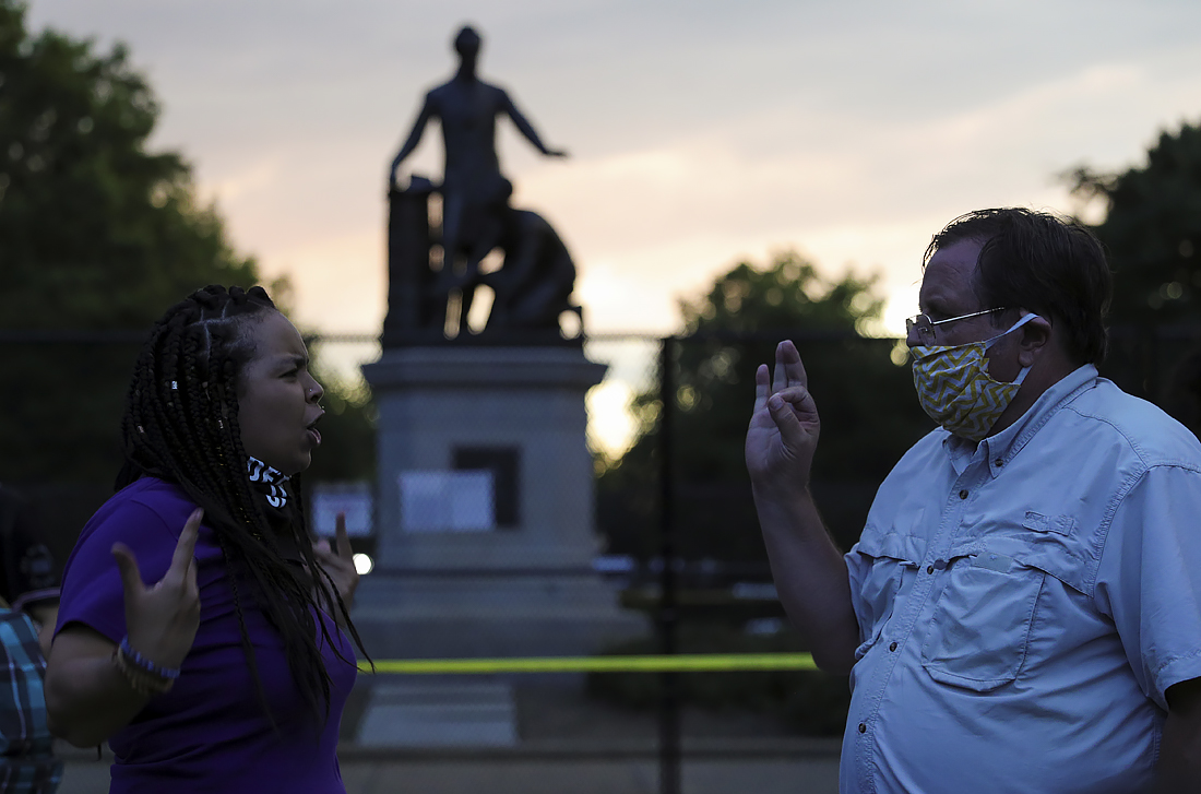 Демонстранты выступают за и против демонтажа статуи президента США Авраама Линкольна во время акции протеста в Линкольн-парке возле Капитолия в Вашингтоне