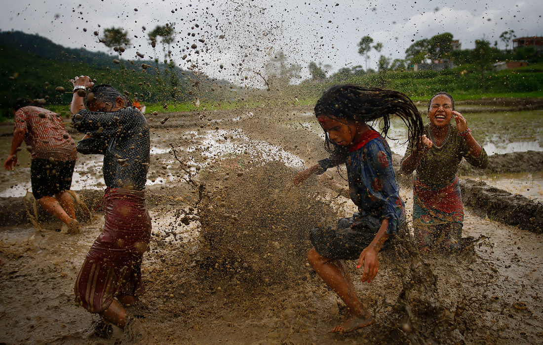 В непальском Бхактапуре прошел национальный праздник Падди, во время которого люди собираются на рисовых полях, обливают друг друга грязью и водой, отмечая таким образом начало сезона посадки риса