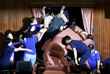 В парламенте Тайваня произошла драка между представителями правящей партии и депутатами от оппозиции