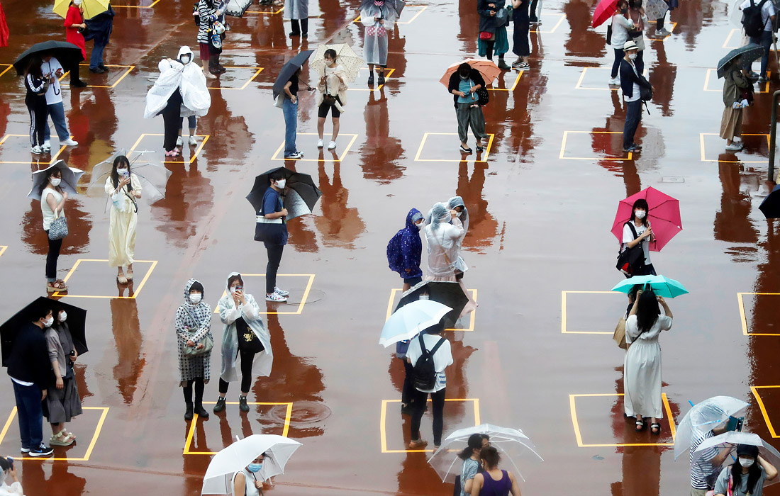 2 июля. В Токио зафиксирован рекордный с момента снятия ЧС прирост новых случаев коронавируса. Общее количество инфицированных составляет около 6,4 тысяч человек. На фото: посетители у входа в Диснейленд, который открылся после четырех месяцев перерыва.