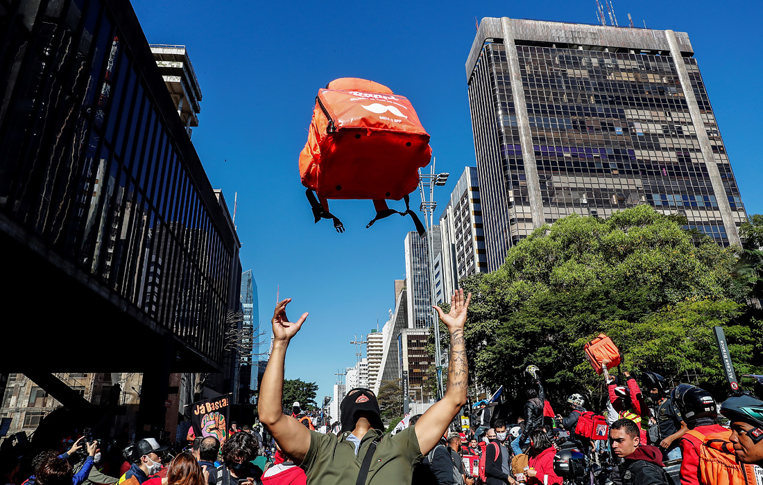 В среду в Сан-Паулу более тысячи мотокурьеров вышли на акцию протеста из-за нарушений условий их труда
