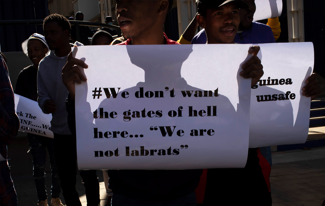 1 июля. В столице ЮАР прошли протесты против проведения испытаний на людях вакцины от коронавируса.
