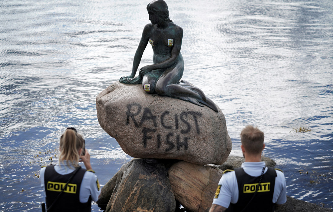 Надпись "Расистская рыба" (racist fish) появилась на постаменте статуи Русалочки в Копенгагене. Скульптура многократно становилась объектом вандализма. Ее несколько раз лишали головы, обливали краской,  одевали в мусульманские одежды, подрывали, ей отпиливали руку, а также к ней прикрепляли посторонние предметы.