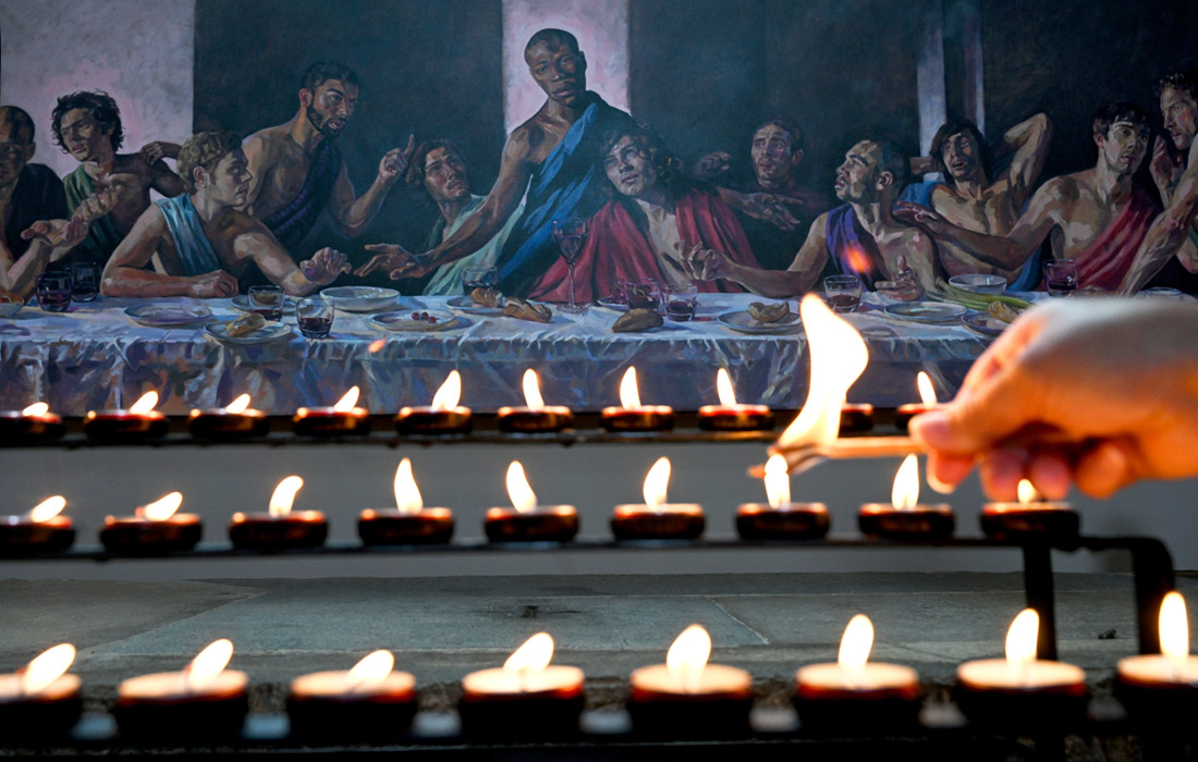 В британском Сент-Олбанском соборе появилась картина с изображением темнокожего Христа - вариация на тему знаменитой работы Леонардо да Винчи "Тайная вечеря"