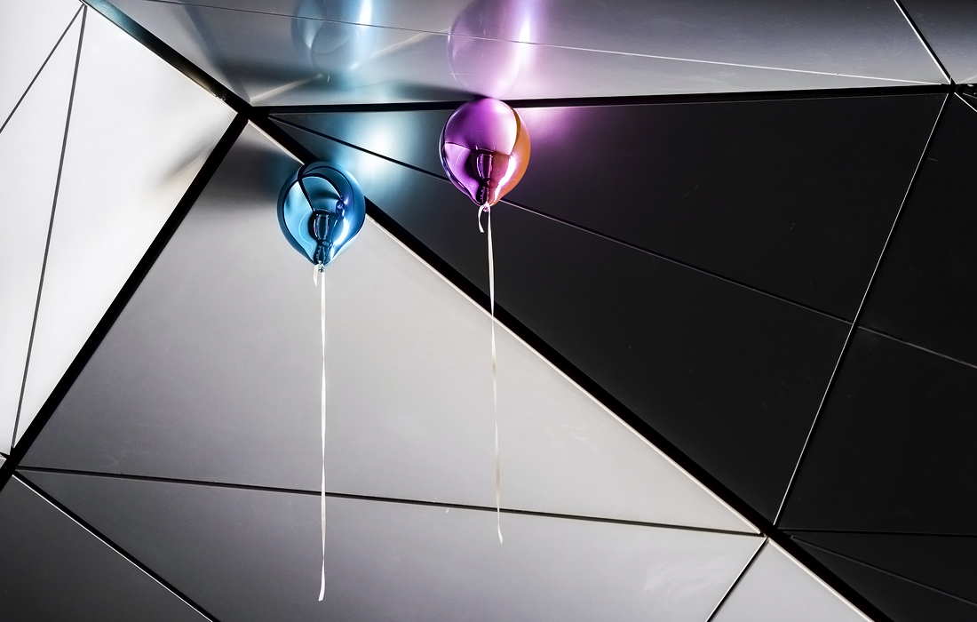 Воздушные шары художника Джеппа Хейна на станции метро в Копенгагене