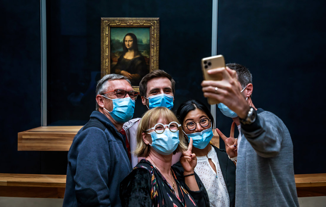 6 июля. Парижский Лувр открылся для посетителей после ослабления ограничений.