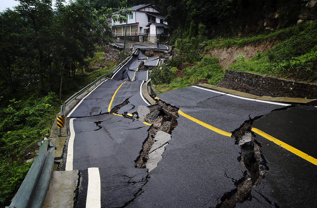 Из-за оползня в китайском Чунцине была повреждена дорога