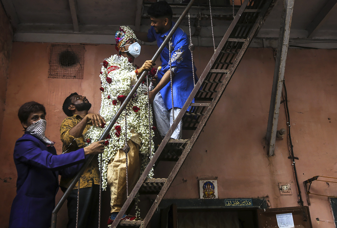 Жених во время свадебной церемонии в индийском Мумбаи