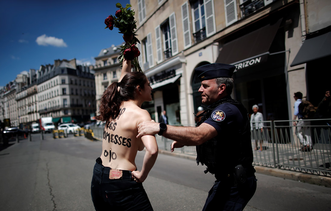 Активистки движения Femen устроили акцию возле Елисейского дворца в Париже, где проходит первое заседание нового состава французского правительства