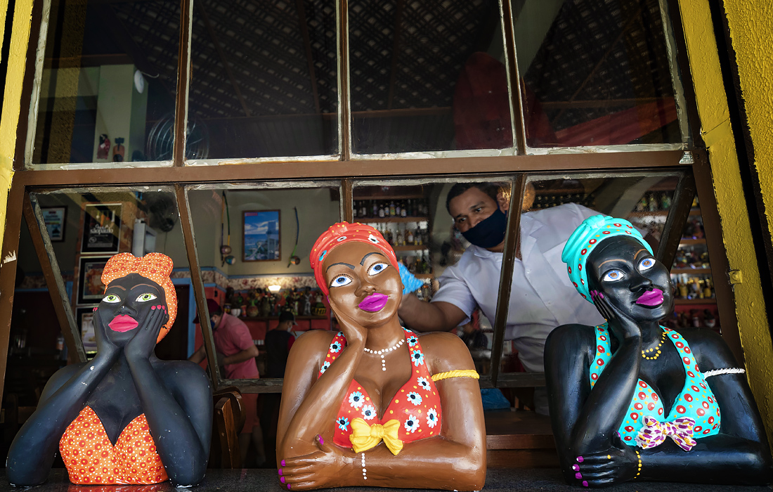 7 июля. В Сан-Паулу бары, рестораны и салоны красоты вновь открылись после трех месяцев карантина. Бразилия находится на втором месте в мире по числу подтвержденных случаев заболевания COVID-19.