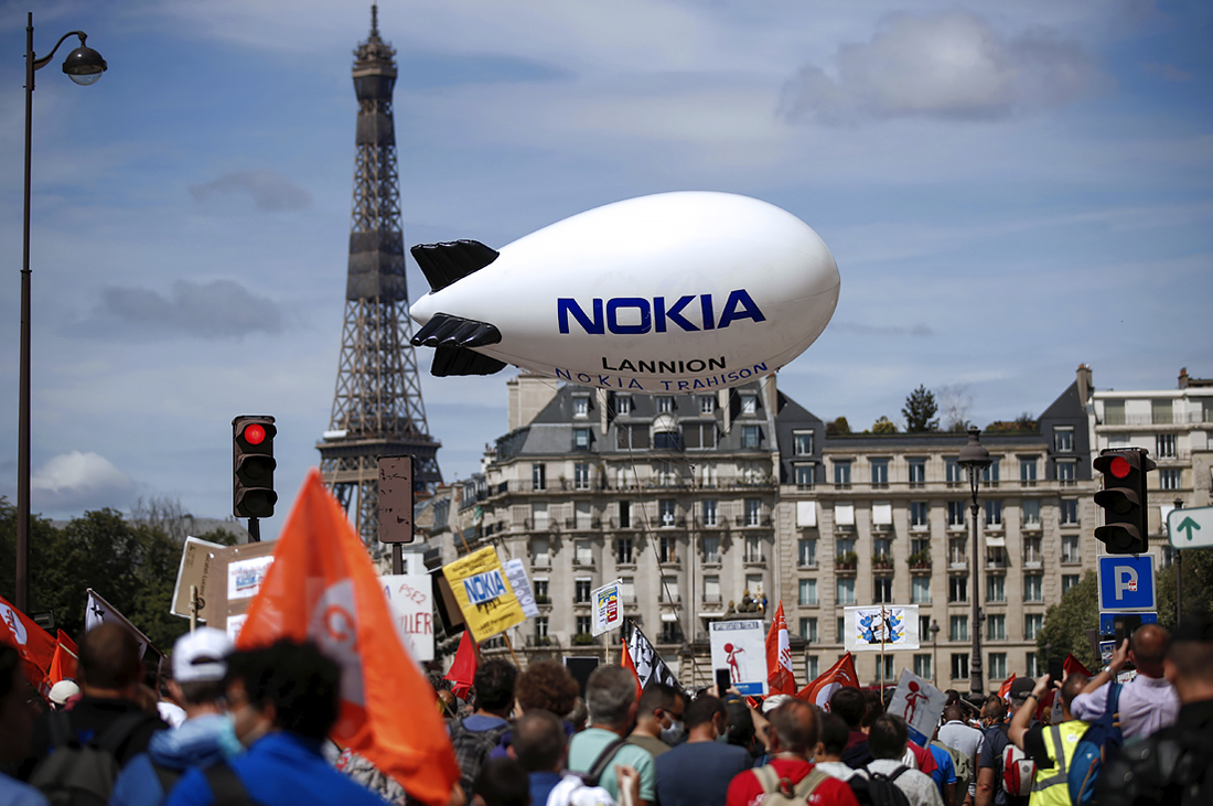 В Париже тысячи сотрудников компании Nokia вышли на забастовку против запланированного сокращения рабочих мест