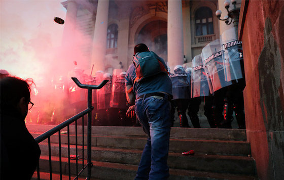 Протесты против карантинных мер в Сербии