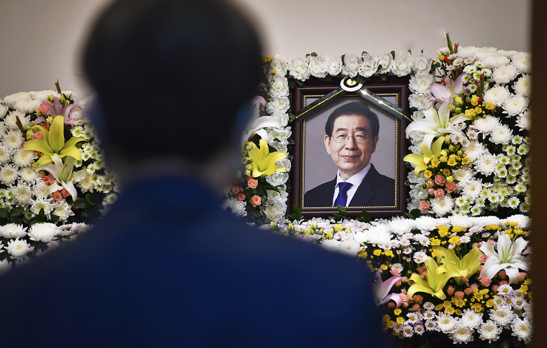 Тело мэра Сеула Пак Вон Суна обнаружили в горах Бугаксан 9 июля . На фото: мемориальный алтарь покойного мэра в больнице Сеульского национального университета.