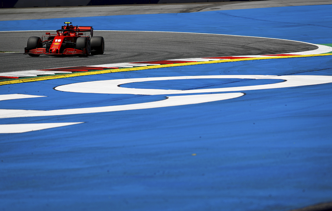 Пилот Шарль Леклер из Ferrari во время тренировки после возобновления "Формулы-1" в Австрии