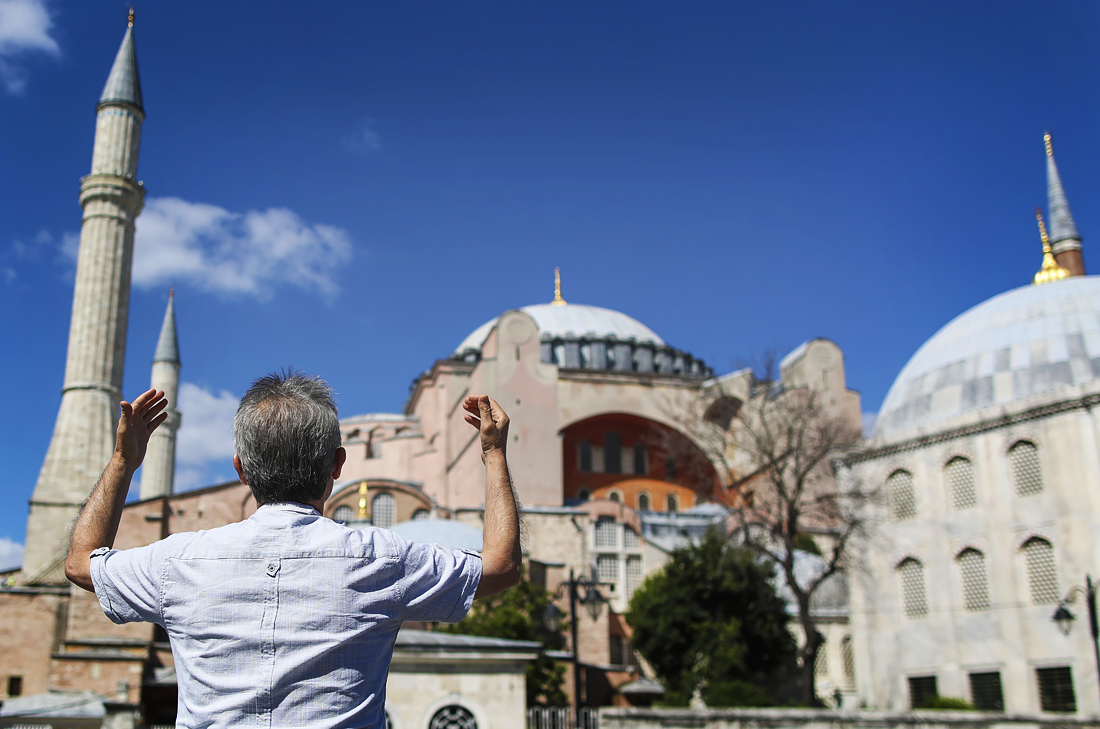 Государственный совет Турции – высший суд по административным делам – отменил решение правительства от 1934 года, которое дало собору Святой Софии в Стамбуле статус музея. Теперь собор может быть превращен в мечеть.
