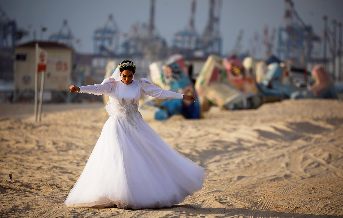 Невеста на побережье Средиземного моря в Ашдоде, Израиль