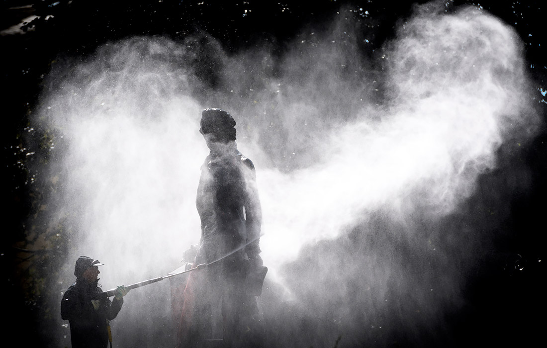 Статуя банкира Давида Де Пюри подверглась вандализму в швейцарском Невшателе