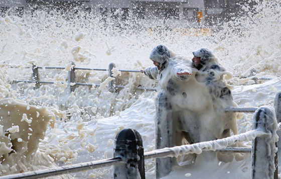 Пена накрыла побережье Кейптауна