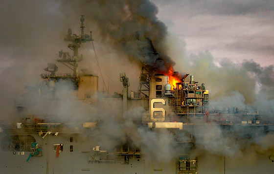 Тушение пожара на десантном корабле в Калифорнии