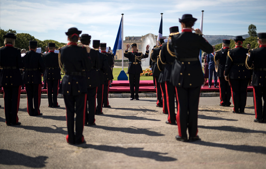 По площади прошли строем подразделения основных родов войск, военные музыканты