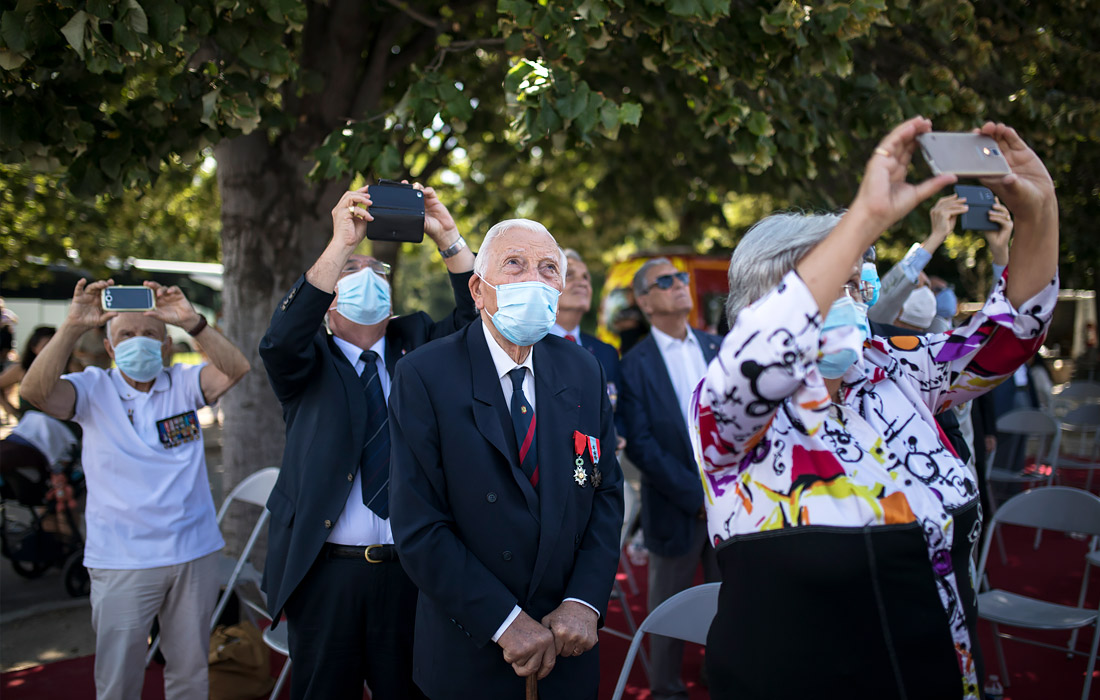 Не было обычной для этого дня толпы зрителей на подходах к месту торжеств
