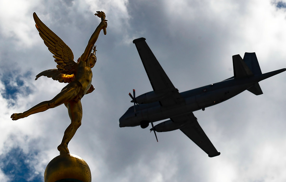 Сокращенным на этот раз был и воздушный парад. Над Парижем пролетело несколько самолетов.