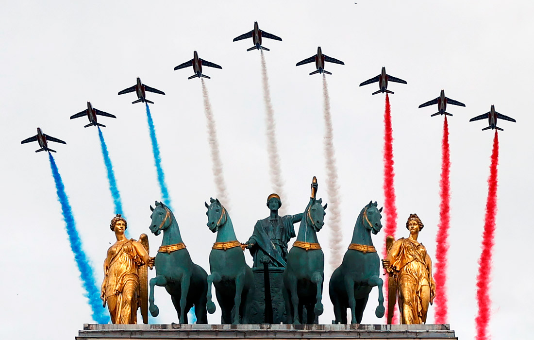 В конце церемонии, продолжавшейся около часа, асы пилотажной группы "Патруль де Франс" раскрасили небо не только в цвета французского триколора, а оставили также белый след в честь медиков страны