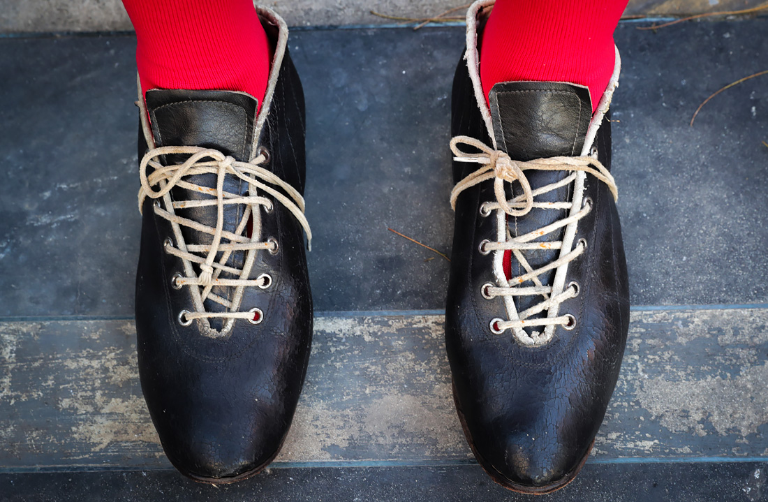 В честь 90-летия чемпионата мира по футболу в Уругвае футболист Роберт Кармона надел обувь с самой первой игры 1930 года